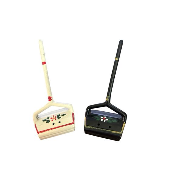 Vintage Crumb Carpet Sweeper Salt & Pepper Shakers Set Metal NOV CO. Japan - Picture 1 of 5